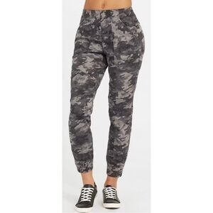 Spanx Stretch Twill Camouflage Ankle Zip Cargo Joggers Size Medium NEW